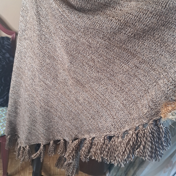 A Beautiful one of a kind poncho (I never used it ) - Picture 9 of 16